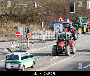 Landwirte protestieren mit der Blockade von Autobahnzufahrten gegen die Politik der Bundesregierung, 31.01.24, Autobahn A 8, Anschlusstelle Unterhaching Ost, *** Bauern protestieren gegen die Politik der Bundesregierung durch Blockierung von Autobahnzufahrten gegen die Politik der Politik der Bundesregierung, 31 01 24, A 8, Anschlussstelle Unterhaching Ost, Copyright: WolfgangxFehrmann Stockfoto