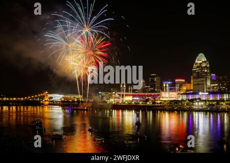 Cincinnati Reds Freitagabend Feuerwerk. Cincinnati, Ohio, Skyline. Cincinnati Reds Baseballschild und Stadion in der Nähe des Zentrums. Blick über den Ohio River Stockfoto