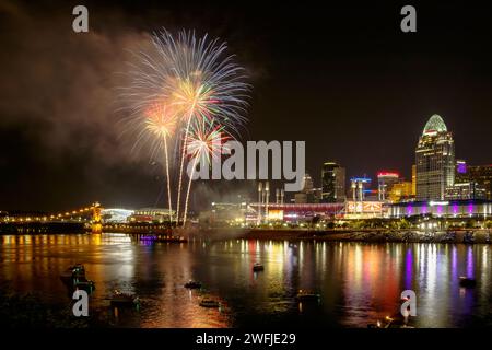 Cincinnati Reds Freitagabend Feuerwerk. Cincinnati, Ohio, Skyline. Cincinnati Reds Baseballschild und Stadion in der Nähe des Zentrums. Blick über den Ohio River Stockfoto