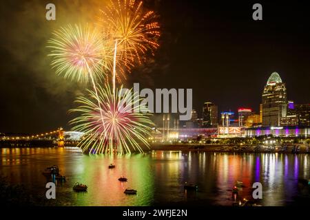 Cincinnati Reds Freitagabend Feuerwerk. Cincinnati, Ohio, Skyline. Cincinnati Reds Baseballschild und Stadion in der Nähe des Zentrums. Blick über den Ohio River Stockfoto