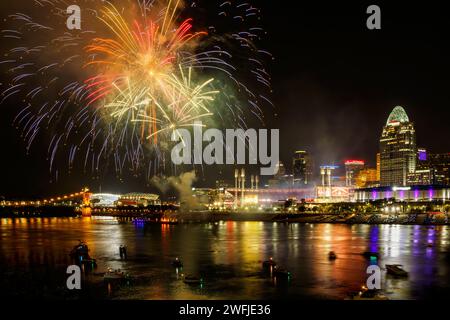 Cincinnati Reds Freitagabend Feuerwerk. Cincinnati, Ohio, Skyline. Cincinnati Reds Baseballschild und Stadion in der Nähe des Zentrums. Blick über den Ohio River Stockfoto