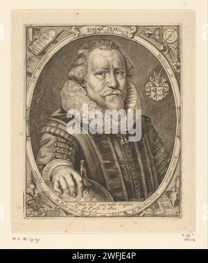 Portret Van Johan sems, Jacob Matham, nach Martin Faber, 1623 Druck Portrait of Johan sems (1572–1635), Landvermesser und Mathematiker in Groningen, im Alter von 59 Jahren. Halbes Porträt, rechts 3/4, mit Schnurrbart und Spitzbart, im Kleid gekleidet, mit Faltenkragen. Die rechte Hand, in der er einen Passanten hält, liegt auf einer natürlichen Kugel, die neben ihm steht. Im Hintergrund rechts seine Waffe. In Oval. Die Ecken außerhalb des Ovals sind mit verschiedenen Geometrien und anderen Werkzeugen gefüllt. Papierstich historischer Personen. Mathematik (+ Porträt des Gelehrten, Wissenschaftlers Stockfoto