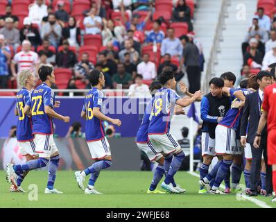 Doha, Katar. Januar 31, 2024. Die Spieler Japans feiern das Ergebnis im Achtelfinale zwischen Bahrain und Japan beim AFC Asian Cup Qatar 2023 in Doha, Katar, am 31. Januar 2024. Quelle: Ding Ting/Xinhua/Alamy Live News Stockfoto