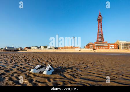 Blackpool; Tower and Beach; Trainer links auf dem Sand; Lancashire; Großbritannien Stockfoto