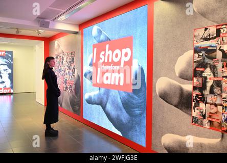 London - Serpentine ist geehrt, eine Einzelausstellung mit aktuellen Werken der amerikanischen Künstlerin Barbara Kruger (* 1945 in Newark, New Jersey, USA) zu präsentieren. Die Ausstellung wird vom 1. Februar bis 17. März 2024 im Serpentine South und im öffentlichen Raum mit Outernet Arts präsentiert. Es ist die erste institutionelle Einzelausstellung des Künstlers in London seit über 20 Jahren und eine Rückkehr zu Serpentine. Kruger stellte 1994 im Serpentine im Rahmen der Gruppenausstellung Wall to Wall aus. Stockfoto