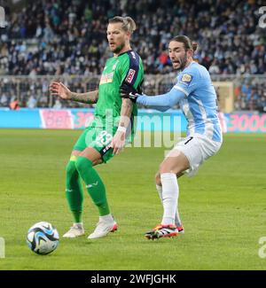 München, Deutschland. Januar 2024. firo: 20.01.2024, Fußball, 3. Liga, 3. Bundesliga, Saison 2023/2024, 21. Spieltag, TSV München 1860 - MSV Duisburg 4:1, Daniel Ginczek, MSV Duisburg, MSV Duisburg, Duisburg, Marlon Frey, TSV München 1860, 1860, München, Vollfigur, Duels, Quelle: dpa/Alamy Live News Stockfoto