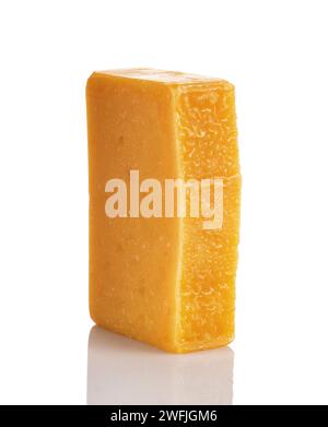 Handgefertigte Bio-Seife aus natürlichen Produkten, isoliert auf weiß. Ein Stück Seife aus orangefarbenem und bernsteinfarbenem Pulver. Stockfoto