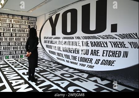 London - Serpentine ist geehrt, eine Einzelausstellung mit aktuellen Werken der amerikanischen Künstlerin Barbara Kruger (* 1945 in Newark, New Jersey, USA) zu präsentieren. Die Ausstellung wird vom 1. Februar bis 17. März 2024 im Serpentine South und im öffentlichen Raum mit Outernet Arts präsentiert. Es ist die erste institutionelle Einzelausstellung des Künstlers in London seit über 20 Jahren und eine Rückkehr zu Serpentine. Kruger stellte 1994 im Serpentine im Rahmen der Gruppenausstellung Wall to Wall aus. Stockfoto