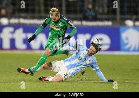 München, Deutschland. Januar 2024. firo: 20.01.2024, Fußball, 3. Liga, 3. Bundesliga, Saison 2023/2024, 21. Spieltag, TSV München 1860 - MSV Duisburg, Thomas Pledl, MSV Duisburg, MSV Duisburg, Duisburg, Marlon Frey, TSV München 1860, 1860, München, ganze Figur, Duels, Quelle: dpa/Alamy Live News Stockfoto