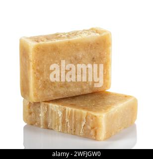 Handgefertigte Bio-Seife aus natürlichen Produkten. Zwei Seifenriegel mit Thymian-Abkochen auf weißem Hintergrund. Stockfoto