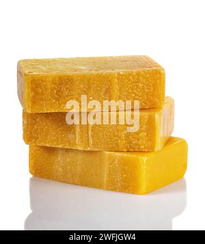 Handgefertigte Bio-Seifenriegel aus natürlichen Zutaten. Seife mit braunem Pulver und Orange. Stockfoto