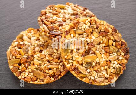 Drei Thaler-Kekse auf einem Schieferstein, Makro. Stockfoto