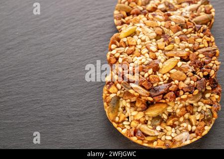 Drei Thaler-Kekse auf einem Schieferstein, Makro. Stockfoto