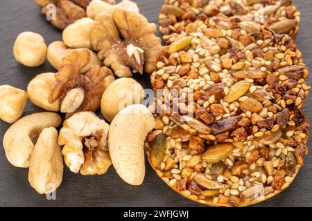 Mehrere Thaler-Kekse mit Nüssen auf Schieferstein, Makro. Stockfoto