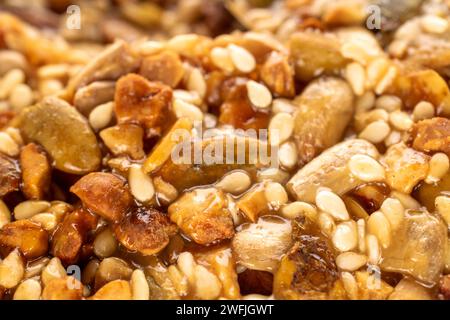 Mehrere Thaler-Kekse mit Nüssen auf Schieferstein, Makro. Stockfoto