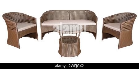 Rattanmöbel. Set aus Korbgartenmöbeln auf weißem Hintergrund. Stockfoto