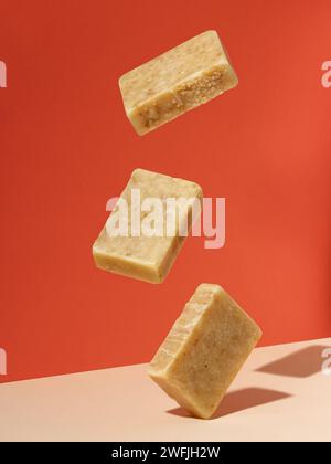 Organische Seifenriegel schweben in der Luft. Kreatives Konzept der handgemachten Kosmetik aus natürlichen Öko-Produkten. Stockfoto