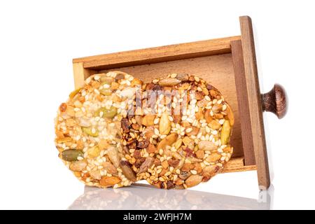 Mehrere süße italienische Kekse mit Nüssen in einer Holzkiste, Makro, isoliert auf weißem Hintergrund. Stockfoto
