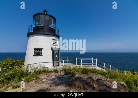 Owls Head Lighthouse in Rockland Maine USA an einem klaren, sonnigen Sommertag mit blauem Himmel Stockfoto