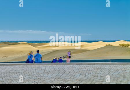 Maspalomas , Gran Canaria, Spanien - 18. März 2023: Touristen im Nationalpark Sanddünen, Stockfoto