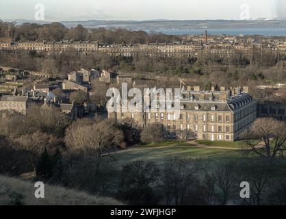 Edinburgh, Schottland - 17. Januar 2024 - erstaunliche Stadtansicht von Edinburgh mit Palace of Holyroodhouse und Holyrood Park von der Spitze der Salisbury Crags. Stockfoto