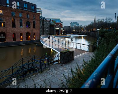 Moderne, gewundene Brücke in der Abenddämmerung über den Fluss Avon, Bristol, Großbritannien Stockfoto