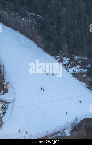 Arinsal, Andorra: 20. Januar 2024: Menschen, die in den Pyrenäen vom Skigebiet Granvalira in Andorra aus Ski fahren, 2023. Stockfoto