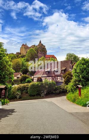 Blick auf die Burg Hohenstein mit alten Fachwerkhäusern in Mittelfranken bei Nürnberg, Bayern, Deutschland vor einem weiß-blauen Himmel Stockfoto