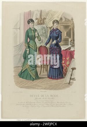 Fashion Review, Family gazette, Sonntag, 14. November 1880, 9. Jahr, Nr. 463: Toiletten von M. Selles Vidal (...), E. Cheffer, 1880 zwei Frauen in einem Malerstudio, gekleidet in Japiones aus Vidal. Links: 'Costume d'intérieur' aus grünem Blatt, garniert mit goldfarbenen karierten Galonen. Rechts: Ein blaues Kleid mit schottischem Fenster, für Besuche und drinnen. Langer Körper mit drei Schulterkragen. Beschriftung mit einigen Zeilen von Werbetexten für verschiedene Produkte. Druck aus dem Modemagazin Revue de La Mode (1872-1913). Ausführliche Beschreibung der Kleidung auf Seite 379 und 380 „Planche color“ Stockfoto