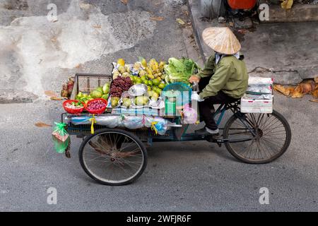 Obst- und Gemüsehändler auf einem Fahrrad in Vietnam Stockfoto