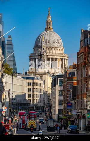 Blick auf den Ludgate Hill in Richtung St. Pauls Cathedral Stockfoto
