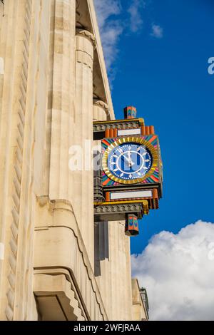 Art déco-Uhr auf der Vorderseite des Daily Telegraph Building, auch bekannt als Peterborough Court in Fleet St London Stockfoto