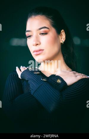 Schöne junge Frau, die auf der Suche nach unten Stockfoto