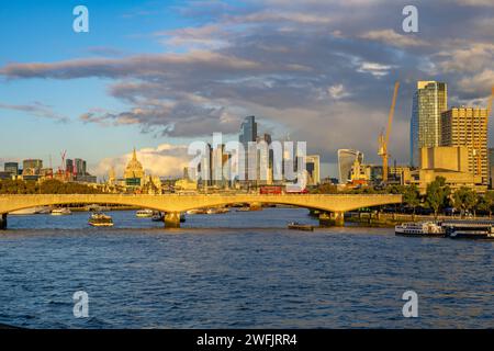 Die Stadt London und Waterloo Bridge von der Hungerford Bridge bei Sonnenuntergang Stockfoto