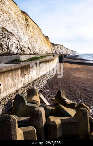 Betonschutz am Strand von Brighton unter Klippenweg in der Nähe des Yachthafens, Sussex, England Großbritannien Stockfoto