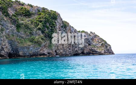 Malerische Kalksteinklippen und -Kämme an der malerischen Westküste von Korfu, Griechenland Stockfoto