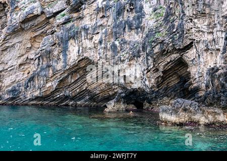 Malerische Kalksteinklippen und -Kämme an der malerischen Westküste von Korfu, Griechenland Stockfoto