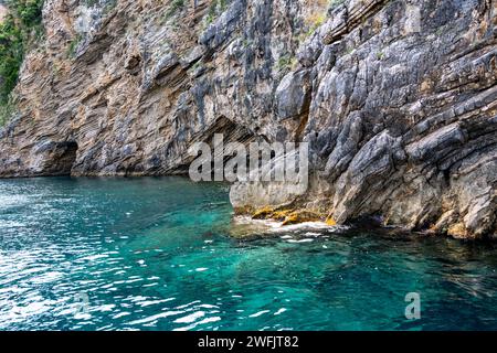 Malerische Kalksteinklippen und -Kämme an der malerischen Westküste von Korfu, Griechenland Stockfoto