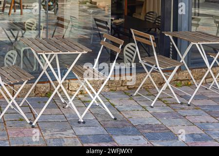 Tische und Stühle vor dem Coffee Shop in der Straße Stockfoto
