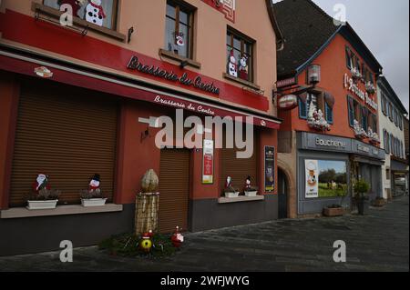 Landschaft mit malerischem Blick auf Fachwerkhäuser und lokale Geschäfte in Villé, Elsass Frankreich. Stockfoto