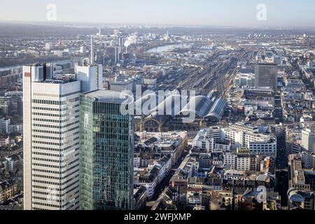 Hauptbahnhof. Ausblick vom Main Tower auf die Stadt Frankfurt. Die 200 Meter hoch gelegene Aussichtsplattform ist die höchste in Frankfurt. // 27.01.2024: Frankfurt am Main, Hessen, Deutschland, Europa *** Hauptbahnhof Blick auf die Stadt Frankfurt vom Main aus die 200 Meter hohe Aussichtsplattform ist die höchste in Frankfurt 27 01 2024 Frankfurt am Main, Hessen, Deutschland, Europa Stockfoto