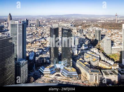 Ausblick vom Main Tower auf die Stadt Frankfurt. Die 200 Meter hoch gelegene Aussichtsplattform ist die höchste in Frankfurt. Ausblick auf die 155 Meter hohe Zwillingstürme der Deutschen Bank, Konzernzentrale. // 27.01.2024: Frankfurt am Main, Hessen, Deutschland, Europa *** Blick auf die Stadt Frankfurt vom Main Tower die 200 Meter hohe Aussichtsplattform ist die höchste in Frankfurt Ansicht der 155 Meter hohen Doppeltürme der Deutschen Bank, Konzernzentrale 27 01 2024 Frankfurt am Main, Hessen, Deutschland, Europa Stockfoto