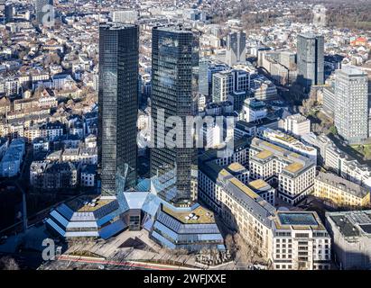 Ausblick vom Main Tower auf die Stadt Frankfurt. Die 200 Meter hoch gelegene Aussichtsplattform ist die höchste in Frankfurt. Ausblick auf die 155 Meter hohe Zwillingstürme der Deutschen Bank, Konzernzentrale. // 27.01.2024: Frankfurt am Main, Hessen, Deutschland, Europa *** Blick auf die Stadt Frankfurt vom Main Tower die 200 Meter hohe Aussichtsplattform ist die höchste in Frankfurt Ansicht der 155 Meter hohen Doppeltürme der Deutschen Bank, Konzernzentrale 27 01 2024 Frankfurt am Main, Hessen, Deutschland, Europa Stockfoto