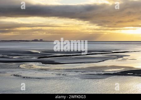 Der Blick über die Morecambe Bay von Silverdale zum Kernkraftwerk Heysham in Lancashire, Großbritannien Stockfoto