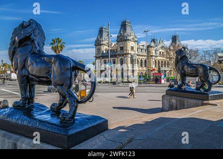 BARCELONA, SPANIEN - 1. MÄRZ 2022: Blick zwischen den Löwenstatuen am Fuße des Kolumbus-Denkmals in Richtung Hafenbehörde Stockfoto