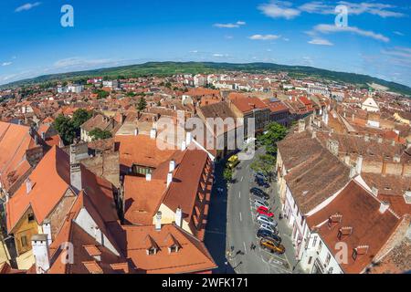 SIBIU, TRANSSILVANIEN, RUMÄNIEN - JULI 8,2020: Blick aus der Vogelperspektive vom Ratsturm über einen Teil des alten Stadtzentrums. Gegründet von deutschen Siedlern Stockfoto