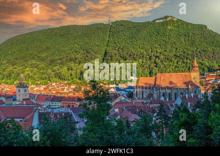 Aus der Vogelperspektive mit dem historischen Zentrum von Brasov, Rumänien. Die Stadt und ihre Umgebung sind ein starkes Touristenzentrum aus dem Jahr 1203 Stockfoto