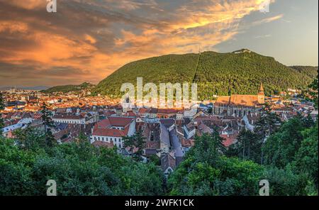 Aus der Vogelperspektive mit dem historischen Zentrum von Brasov, Rumänien. Die Stadt und ihre Umgebung sind ein starkes Touristenzentrum aus dem Jahr 1203 Stockfoto