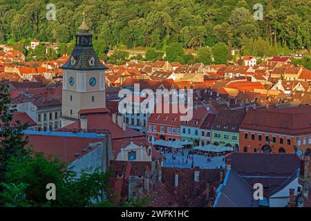 Aus der Vogelperspektive mit dem historischen Zentrum von Brasov, Rumänien. Die Stadt und ihre Umgebung sind ein starkes Touristenzentrum aus dem Jahr 1203. Stockfoto