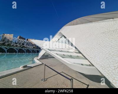 Valencia, Spanien - Januar 2024: Halbkugelförmiges Gebäude in der Wissenschafts- und Kunststadt Valencia Spanien. Moderne und futuristische Architektur. Stockfoto